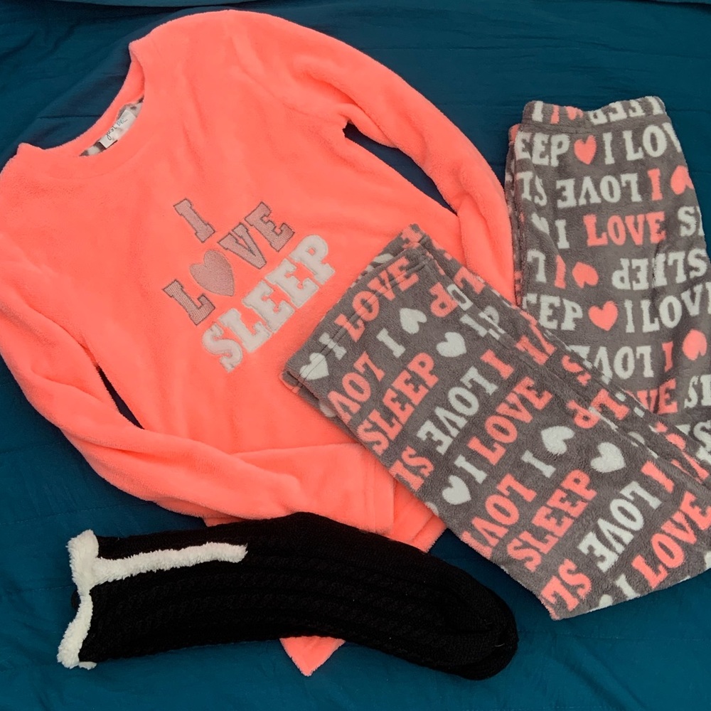 Brand new. Never worn. No tags. Girls PJ set.